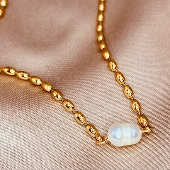 Natural Baroque Freshwater Pearl Oval Beaded Dainty Necklace in Gold - Picture 1 of 5